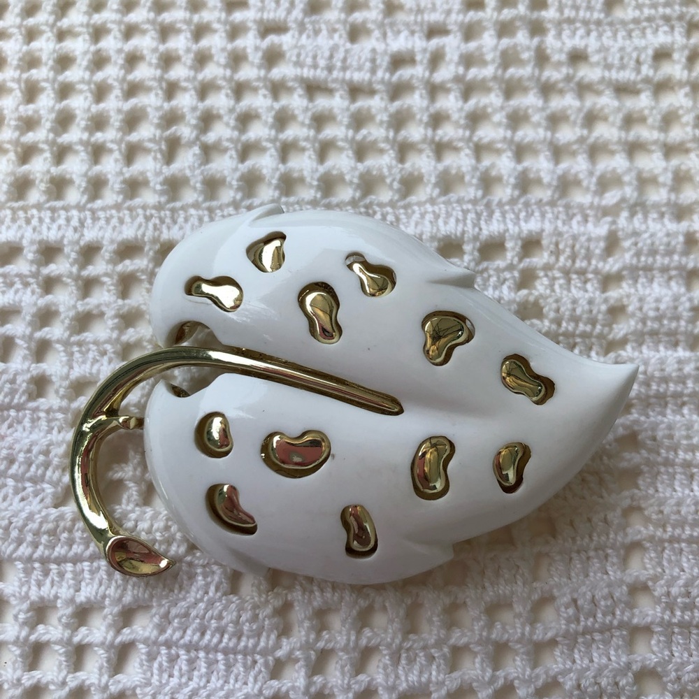 Sarah Coventry white leaf brooch 1970's vintage gold tone vintage